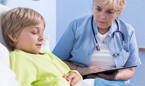 Doktor und Sohn im Krankenhaus